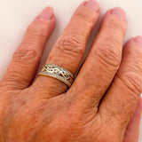 Златен бляскав и кух пръстен