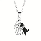 Колие с момиче и куче в прегръдка