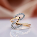 Елегантен пръстен с блестящи вълни от злато