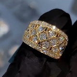 Блестящо златно пръстенче