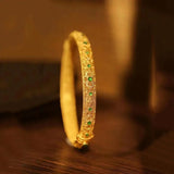 Гривна тип бижу с златисто-зелени скъпоценни камъни и цветен мотив в етнически стил