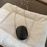 Класически огърлица с сребриста верига и черен камък